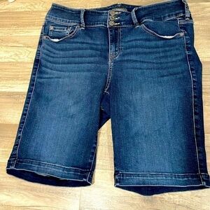 TORRID Bermuda Jean Shorts 3 Button Stretch No/Size See Measurements